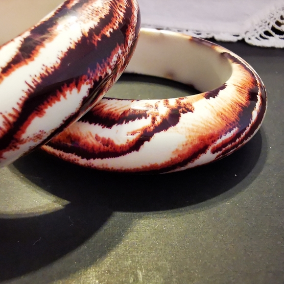 Pair of Chunky Domed Animal Tiger Print Plastic Bangle Bracelets - Picture 6 of 16